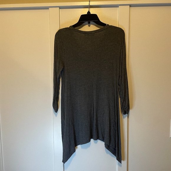 Women's 3/4 Sleeve Gray V-Neck Top - Picture 2 of 3